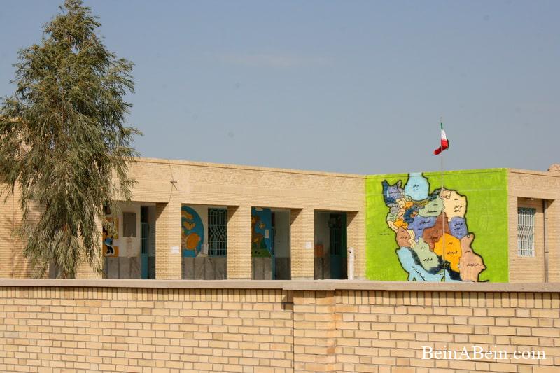 نقشه ایران روی دیوار مدرسه