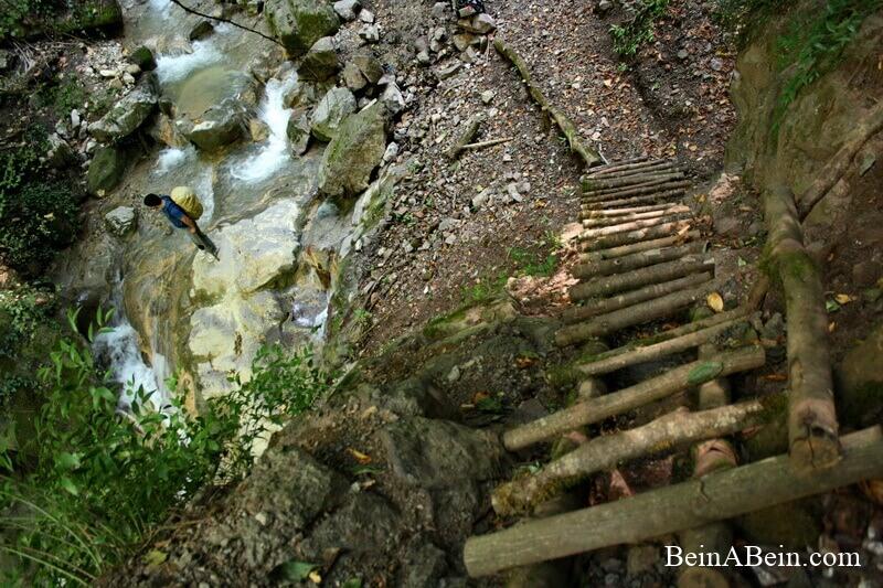 پله های مسیر آبشار