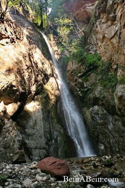 آبشار سرخ کمر نعیم‌آباد