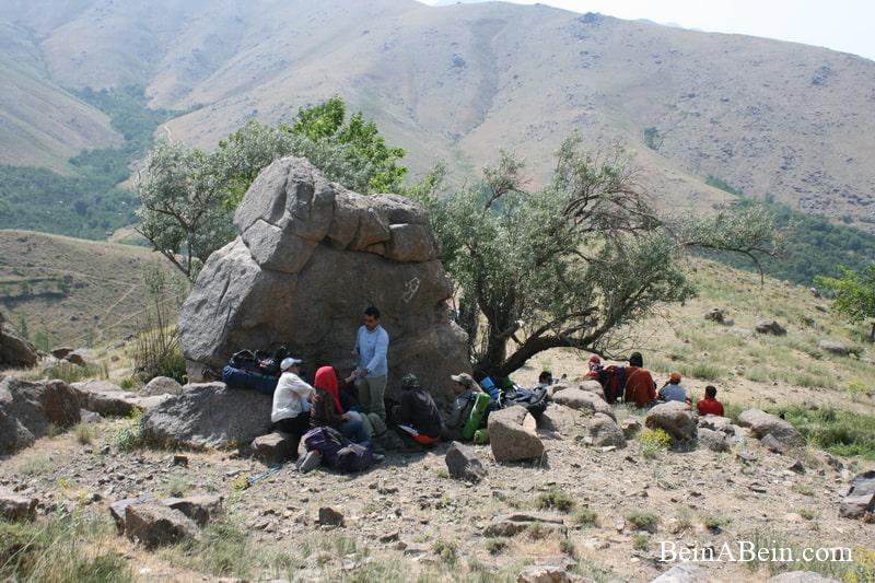 کوهنوردان در پناه سنگ